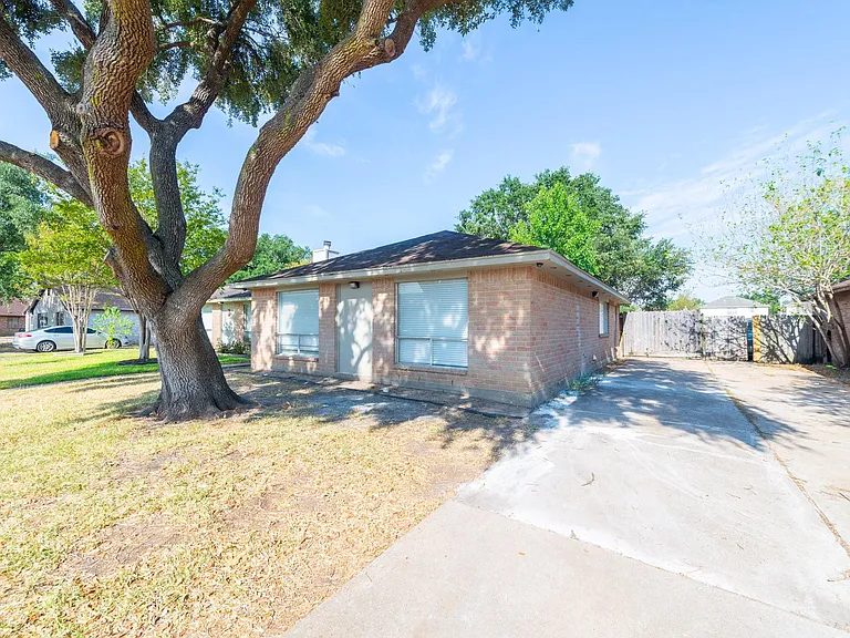 3323 Silverside Dr — Photo 2