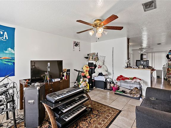 3rd image of 1520 Hillside Dr