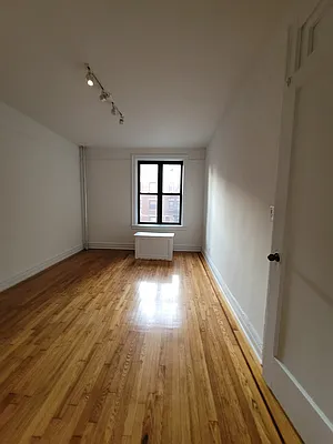 Rented by R New York | media 8