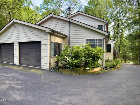 800 Peyton Pl, Lords Valley, PA 18428