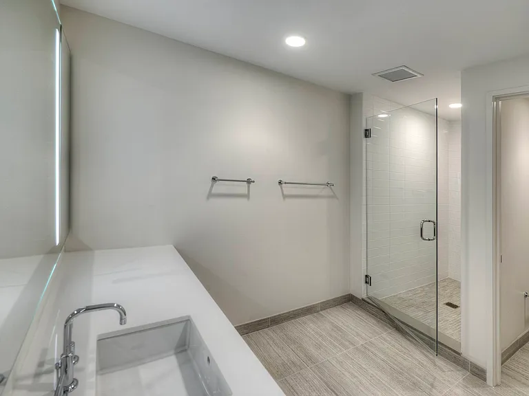 2950 North Sheridan — Photo 47