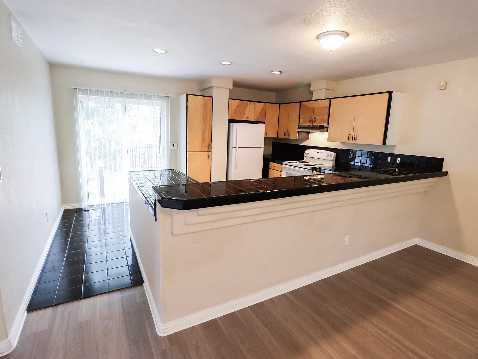 4 bed, 1300 sqft, $2,300 — Photo 4