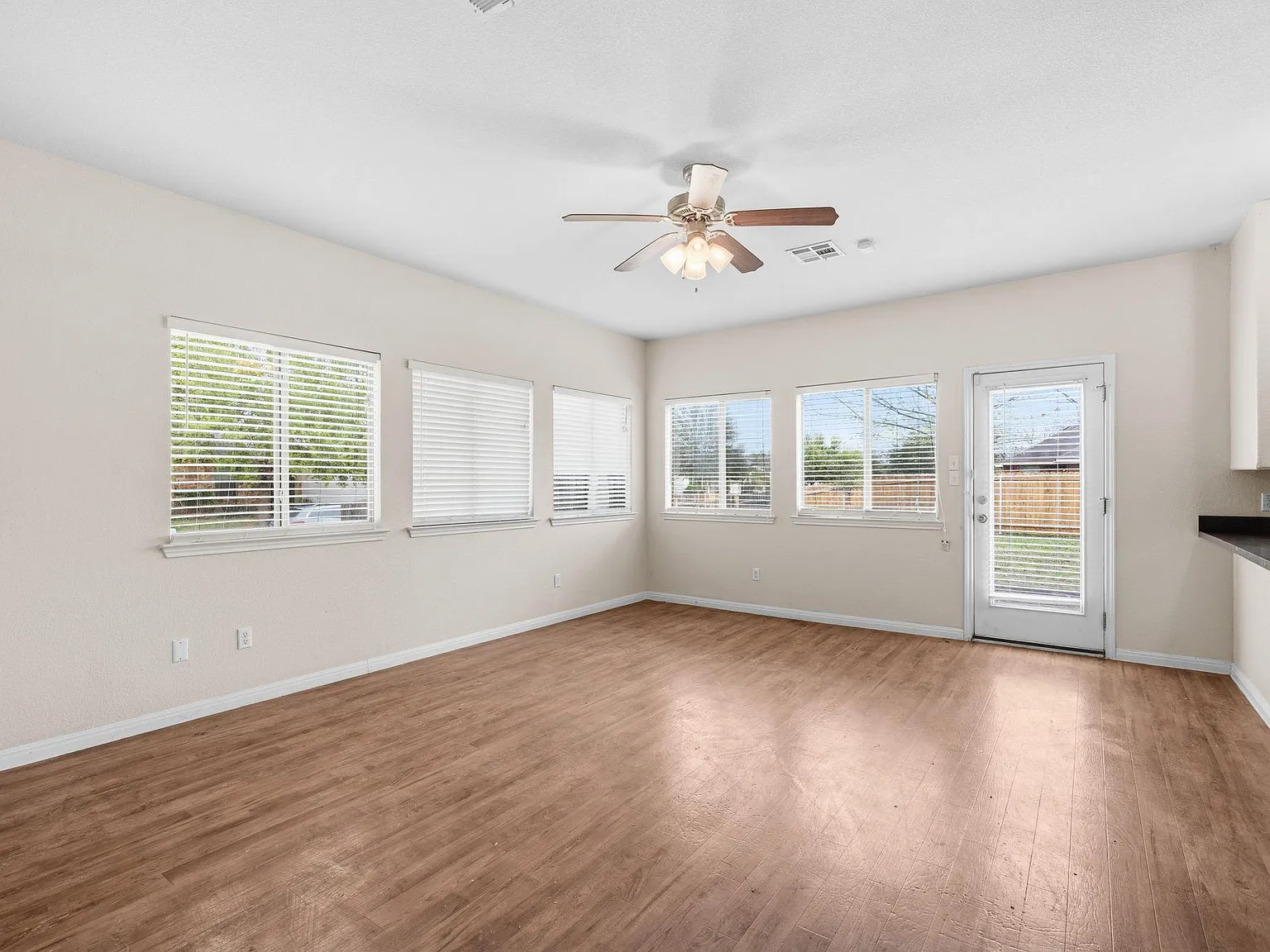 3 bed, 2.0 bath, 1996 sqft, $1,900 — Photo 3