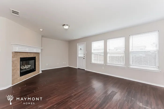 3 bed, 2.5 bath, 2346 sqft, $2,395 — Photo 4