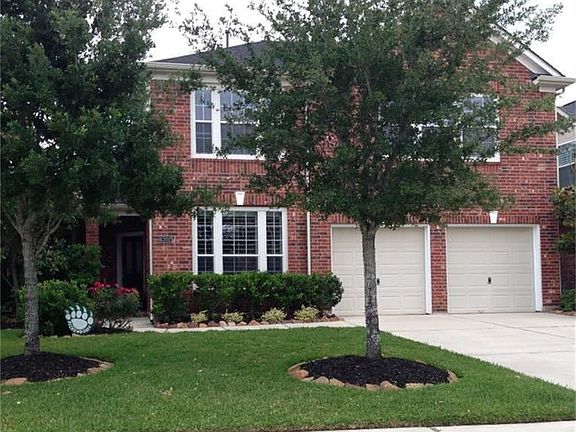 Beautiful two story Perry home with new roof.