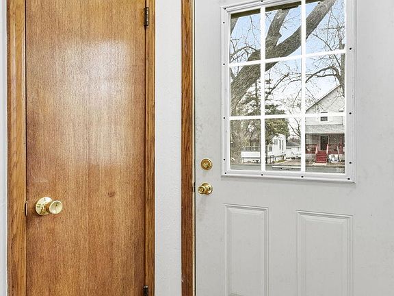 3rd image of 1217 Cook Ave E