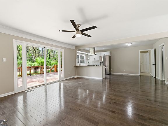 5th image of 3220 Foxwood Trl SE
