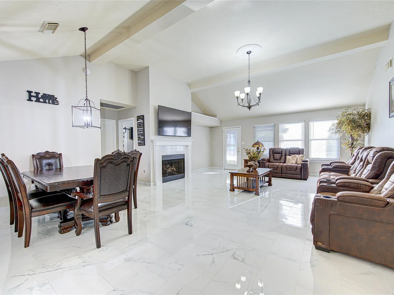 3 bed, 2.0 bath, 1590 sqft, $2,000 — Photo 3