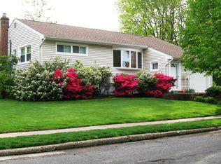 21 Eastwood Ln, Valley Stream, NY 11581
