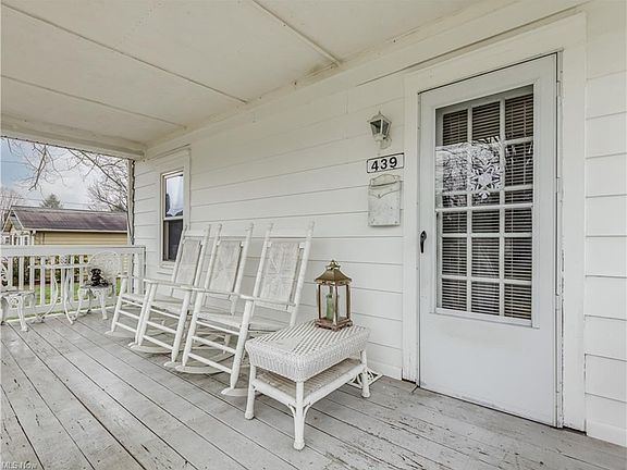 3rd image of 439 Loomis Ave