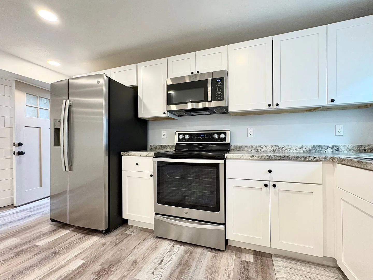 Fully Remodeled 2BR with Private Entrance, In-Unit Laundry & Parking — Photo 2