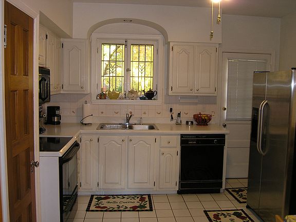 Updated KIT with quartz counters and backsplash, ceramic floor.