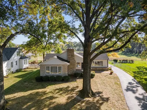 842 N Taylor Ave, Saint Louis, MO 63122