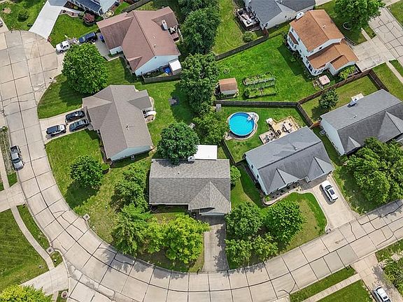 2nd image of 8 Knoll Ridge Ct