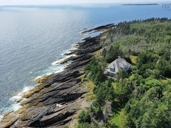 91 Ironbound Trl W, Lunenburg, NS B0J 1T0