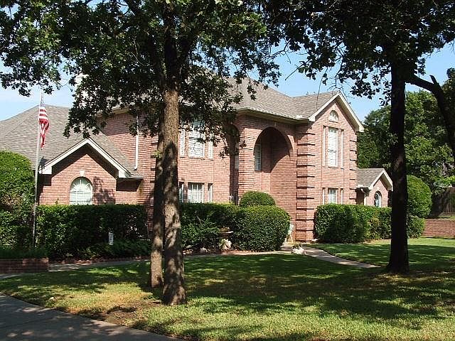1st image of 102 Hillside Dr E