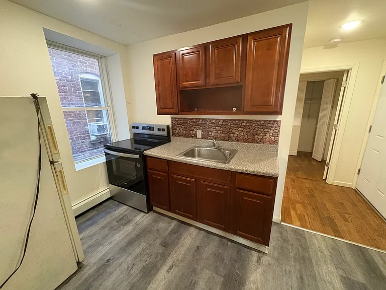 230 3rd St #6 — Photo 12