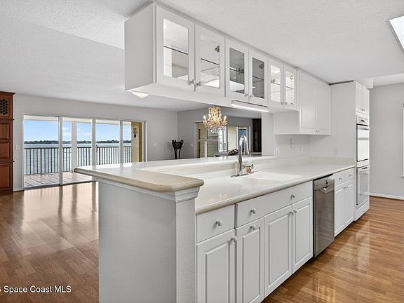 3rd image of 102 Riverside Dr APT 306