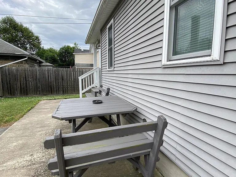 1138 Memorial Ave — Photo 18