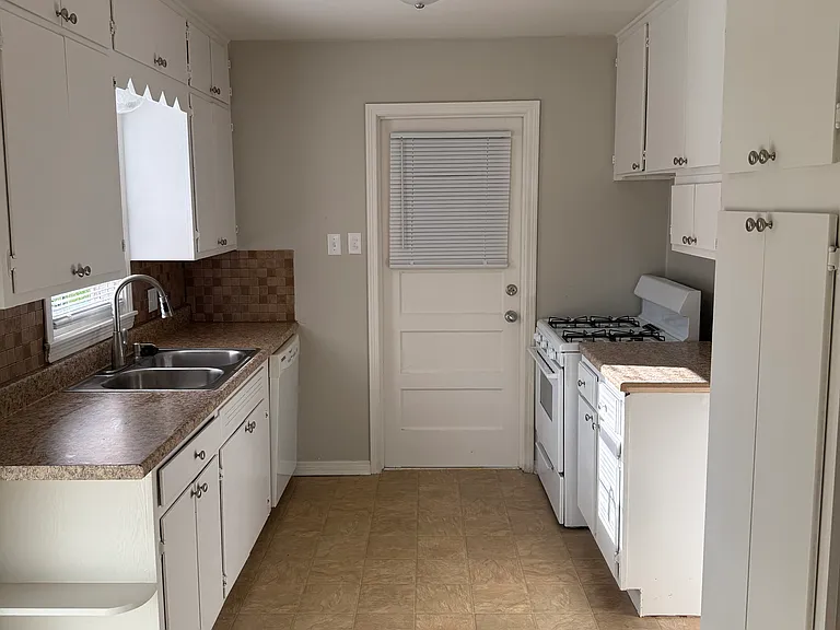 2207 S Green St — Photo 3