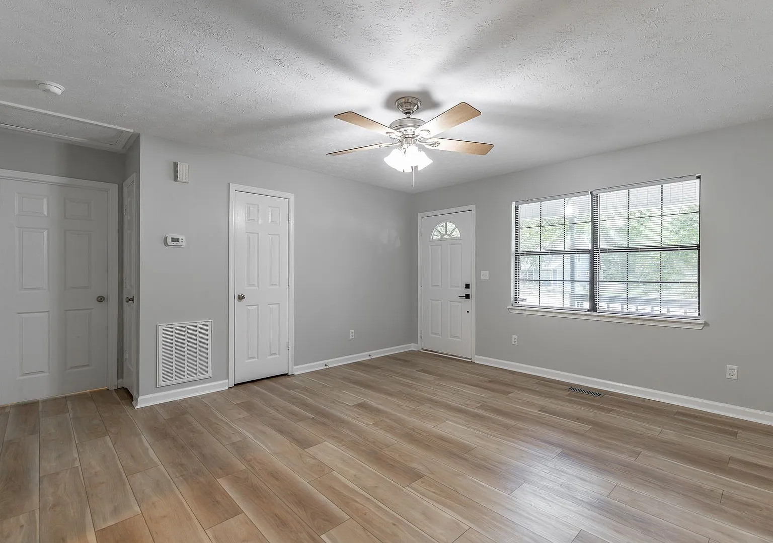 2 Bedroom Home in East Brainerd with Screened Porch & Garage — Photo 3