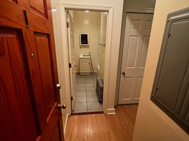 492 W State St #1F — Photo 1