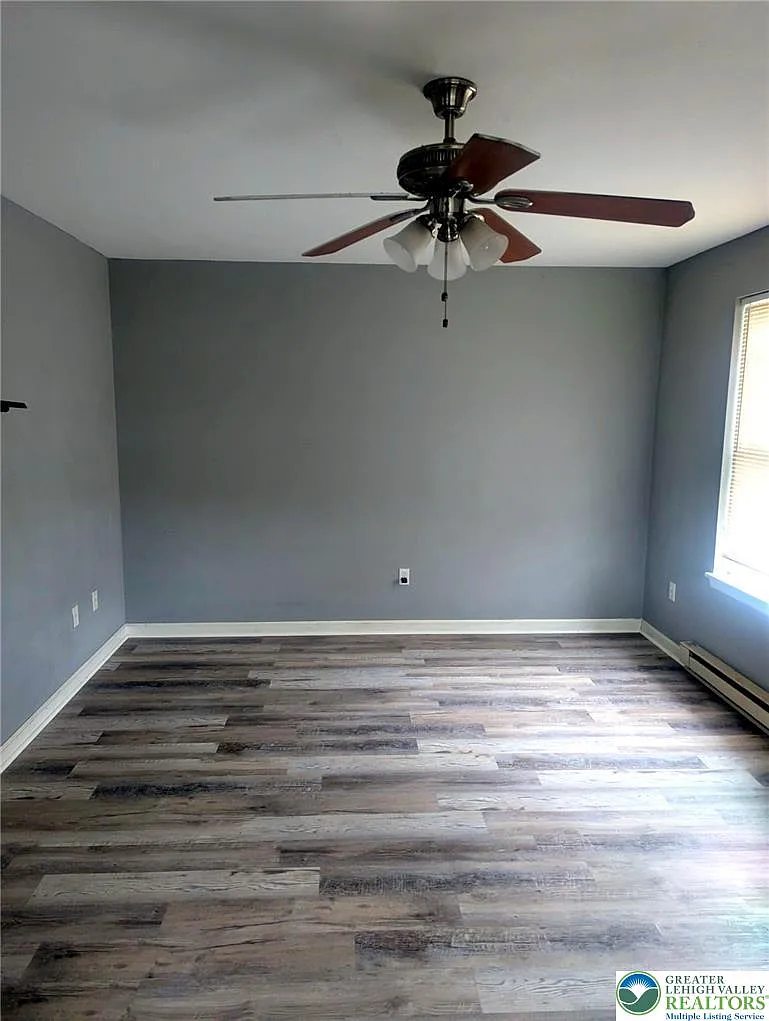 3 bed, 1.0 bath, 1300 sqft, $1,800 — Photo 2