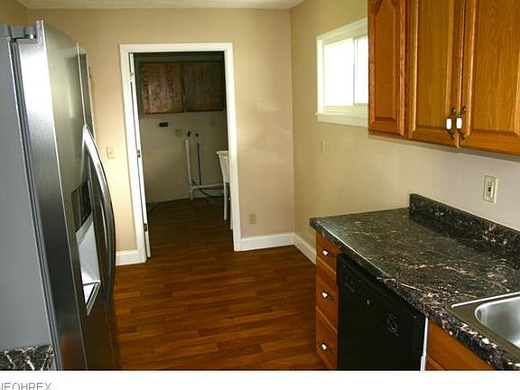 4th image of 822 East Dr