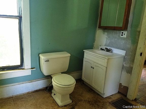 4th image of 370 S Jefferson St
