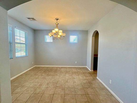 4th image of 576 Glassford Ct