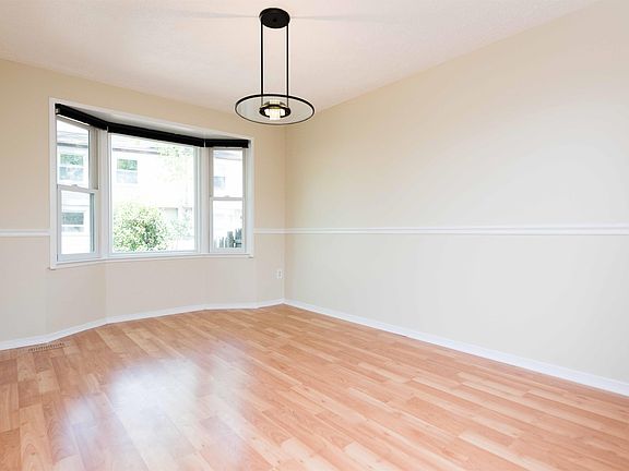 5th image of 323 Gundry Dr