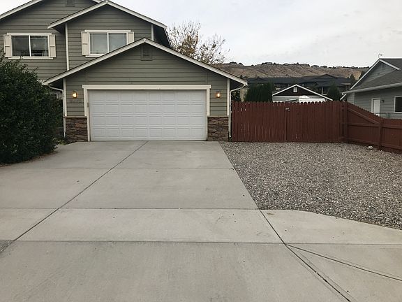 Garage, graveled lane & gate