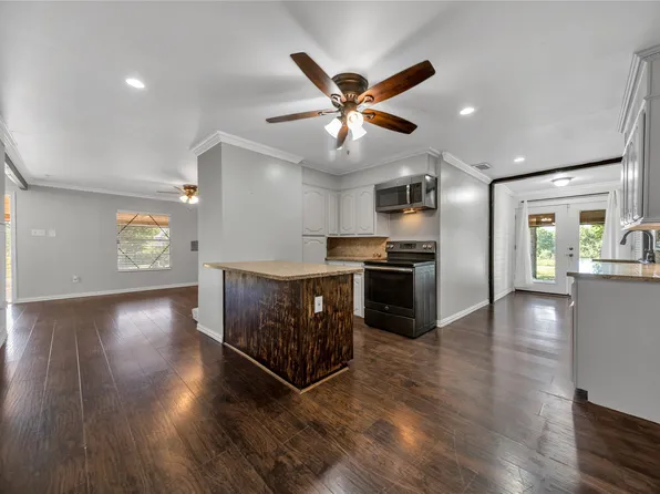 1542 W Reindeer Rd, Lancaster, TX 75146