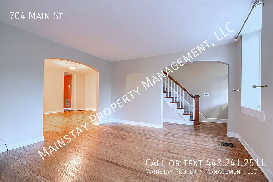 Spacious 3 bed 1.5 bath townhome with huge yard on Main St in Laurel! — Photo 4