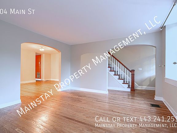 4th image of 704 Main St