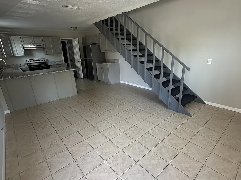 124 Hampton Dr #1 — Photo 2