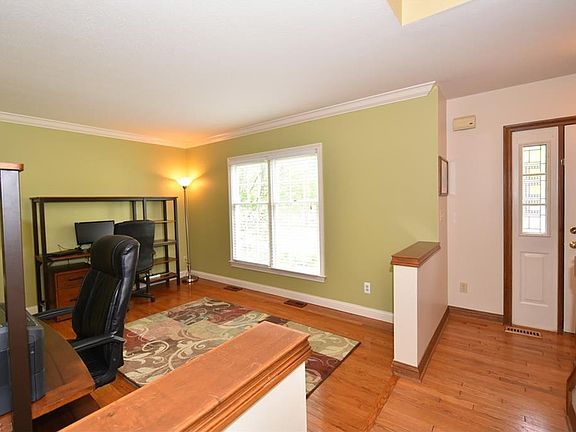 3rd image of 170 Gloucester Dr