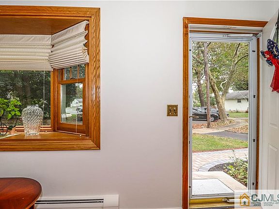 4th image of 16 Applewood Ct