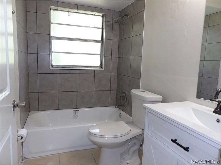 8935 N Basswood Ave — Photo 15