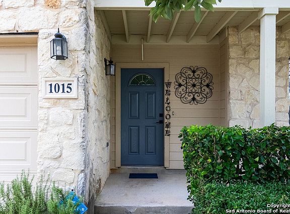 3rd image of 1015 Magnolia Fld