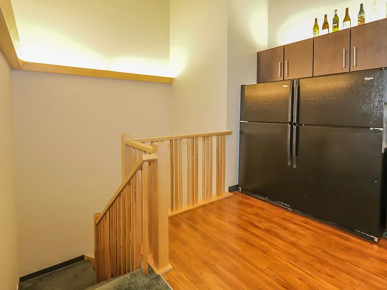 142 W Johnson St — Photo 9