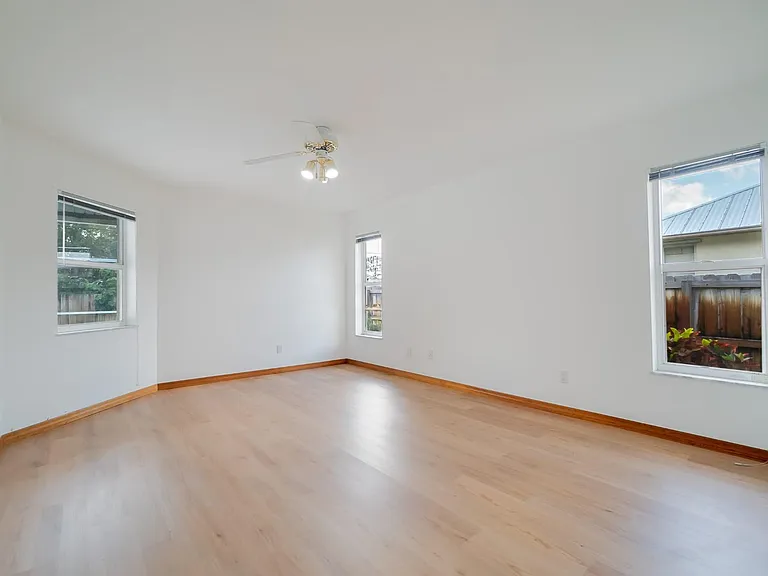 242 SE Duval Ave — Photo 9