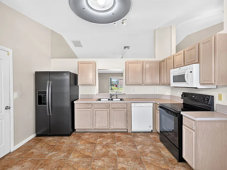 903 SE 5th Ave — Photo 17