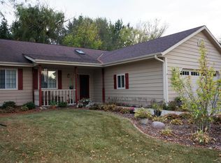 N76W15971 Hunters Ridge Cir, Menomonee Falls, WI 53051