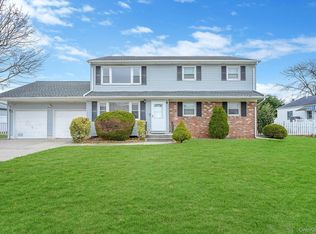 776 S 5th St, Lindenhurst, NY 11757