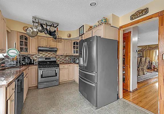 4th image of 10553 Avenue L