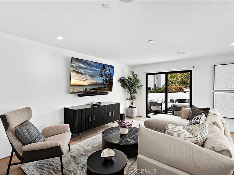 322 1/2 Iris Ave — Photo 8