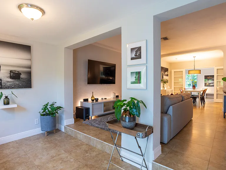 1401 NE 17th Way — Photo 3