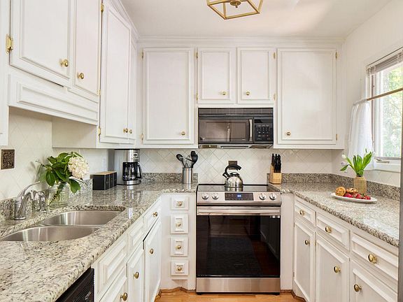 2nd image of 59 Twin Oaks Ln