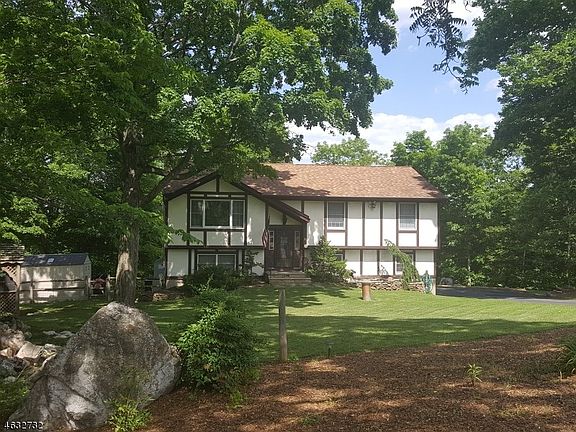 4th image of 15 Meadowlark Dr